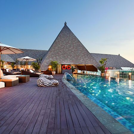 The Kuta Beach Heritage Hotel - Managed By Accor Dış mekan fotoğraf The rooftop pool at the hotel