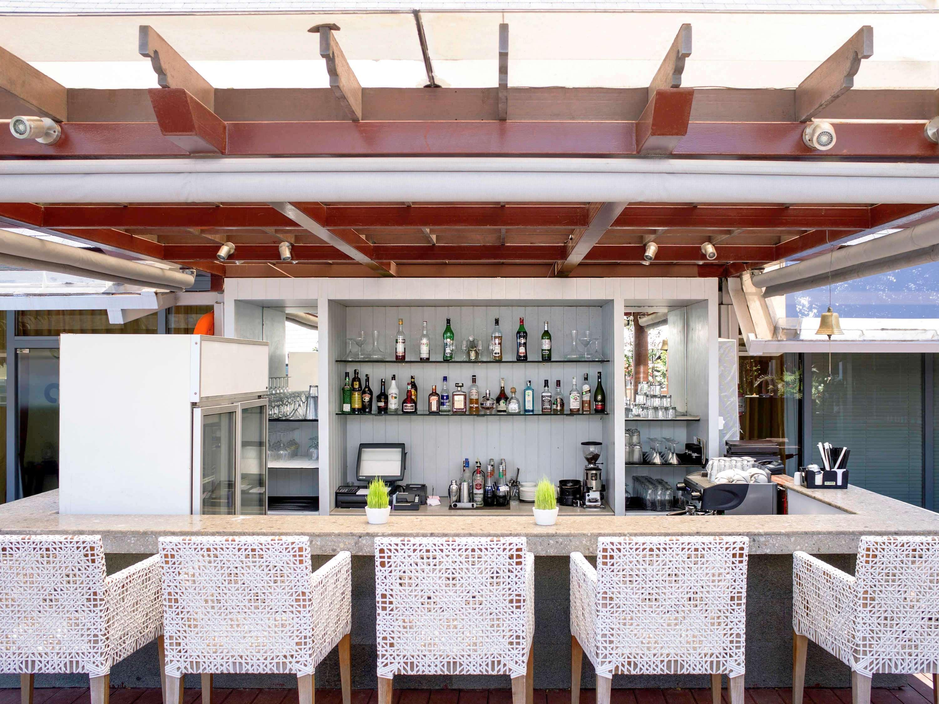The Kuta Beach Heritage Hotel - Managed By Accor Dış mekan fotoğraf The bar at the Sky Bar