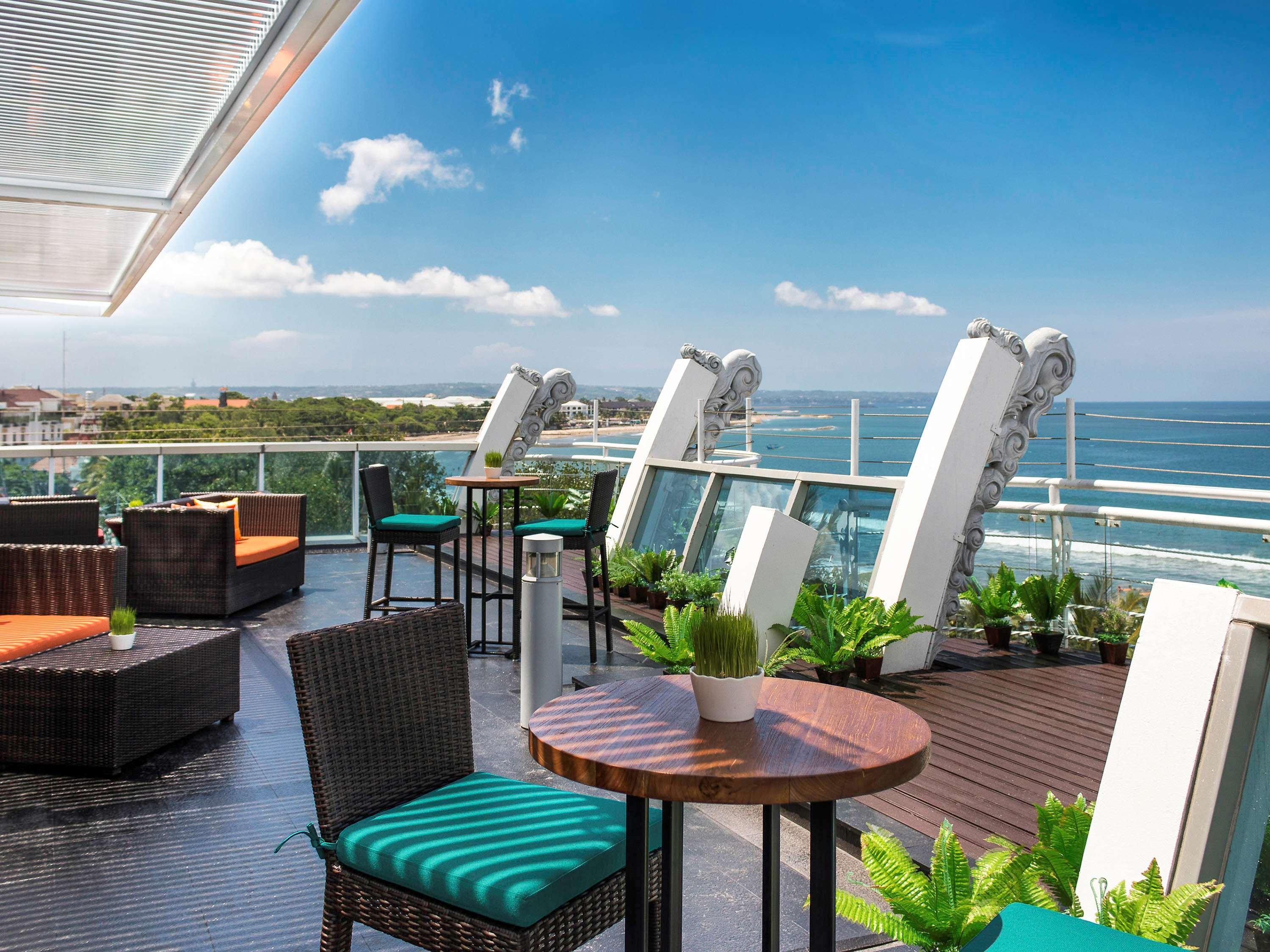 The Kuta Beach Heritage Hotel - Managed By Accor Dış mekan fotoğraf Sky bar