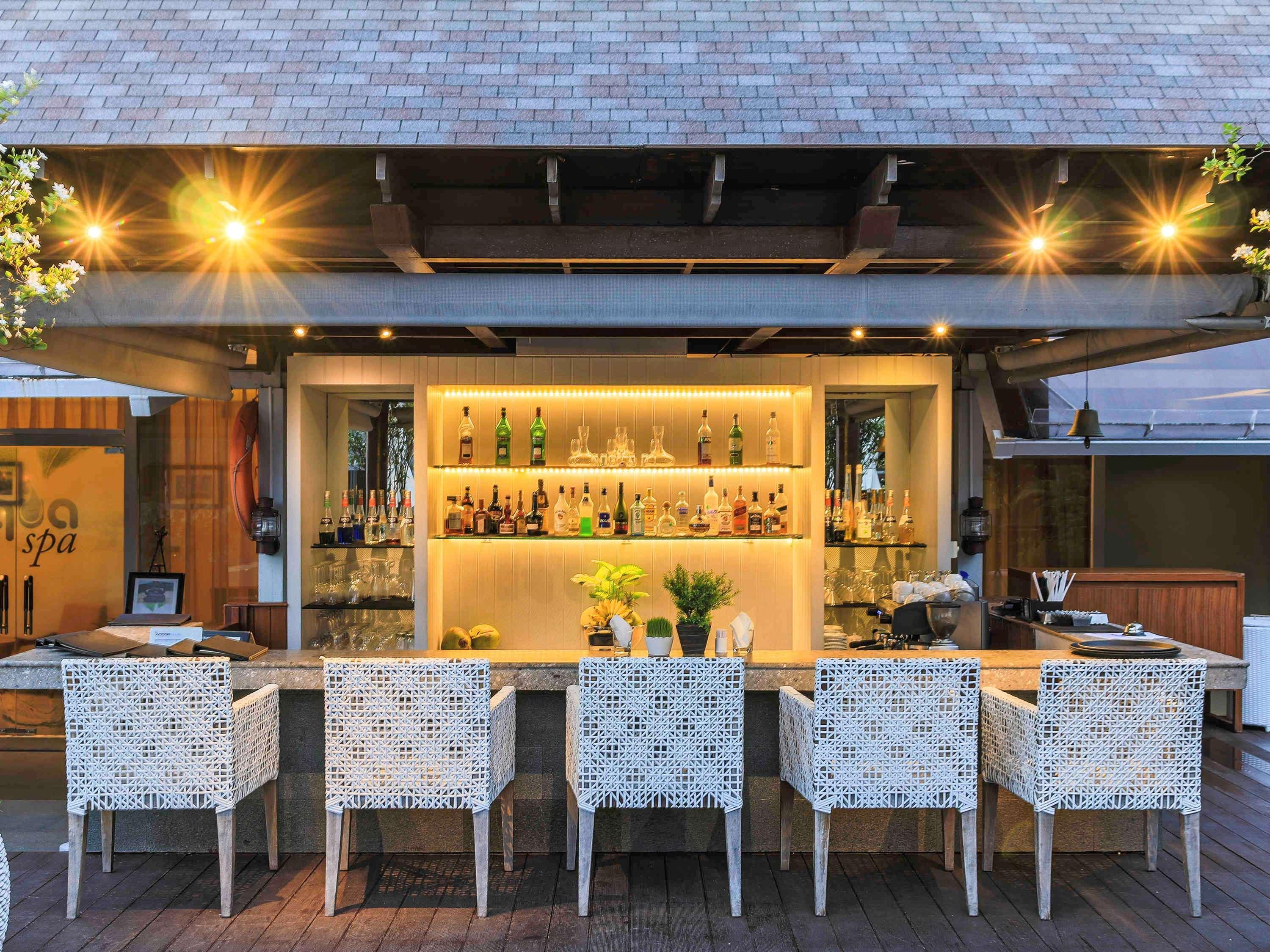 The Kuta Beach Heritage Hotel - Managed By Accor Dış mekan fotoğraf The bar at the rooftop pool
