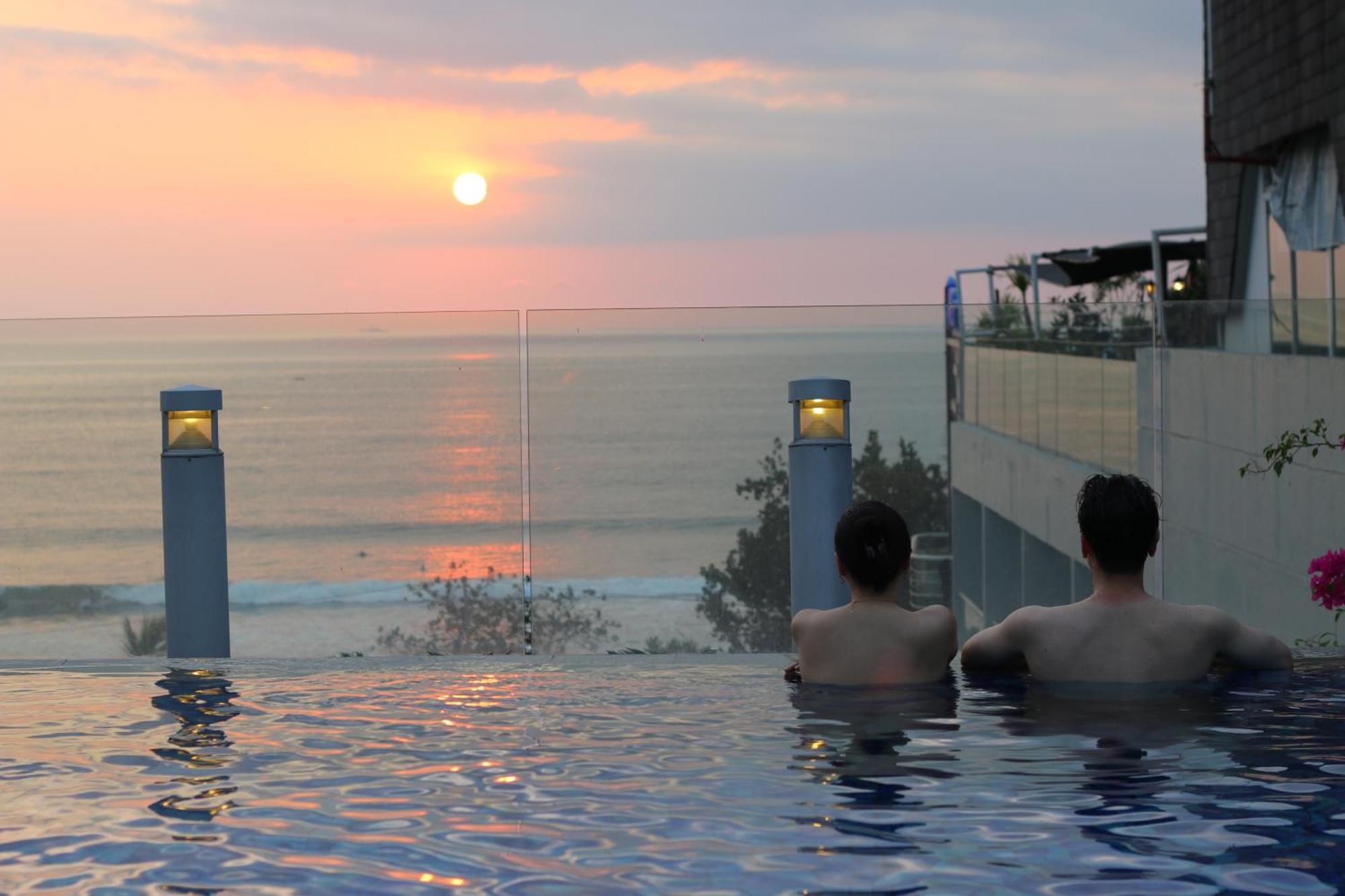 The Kuta Beach Heritage Hotel - Managed By Accor Dış mekan fotoğraf Infinity pool at the Royal Beach Palace, Greece
