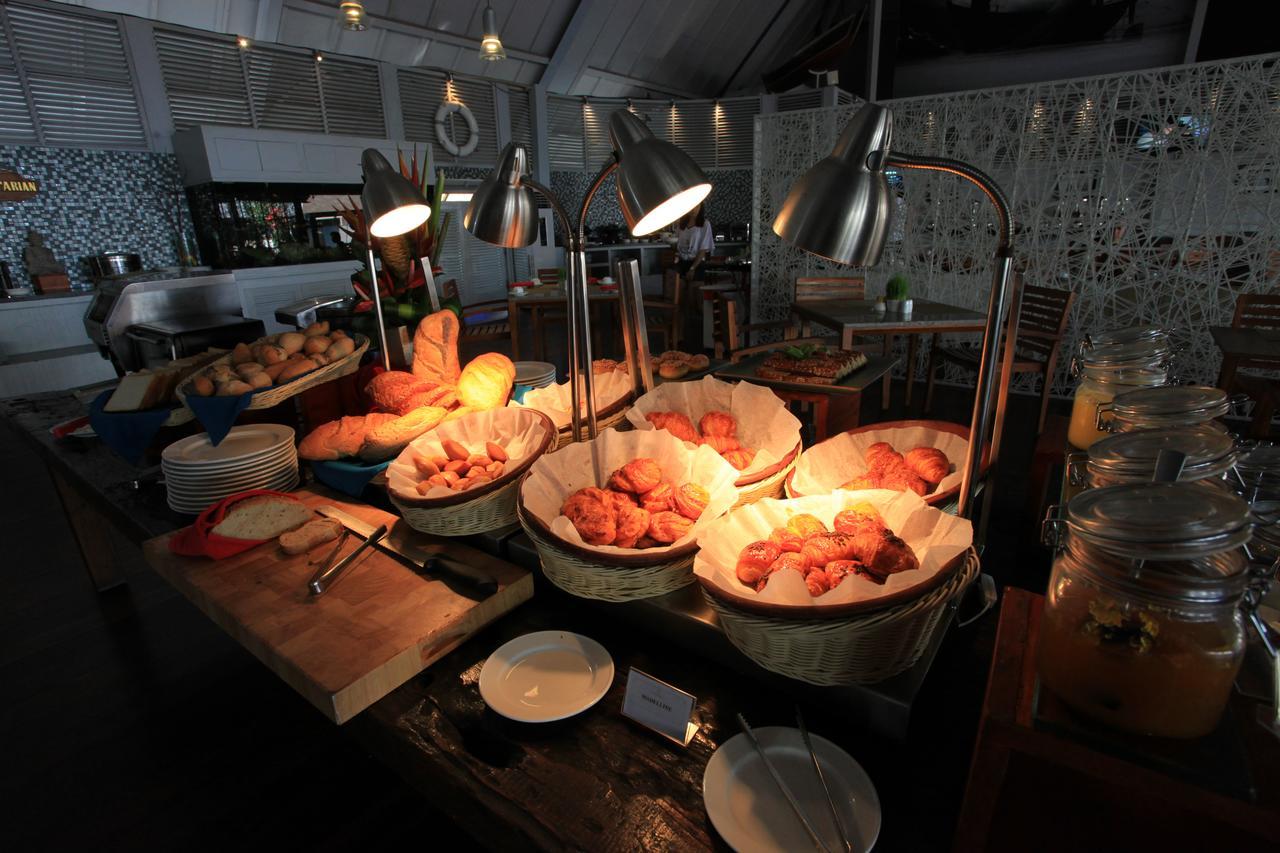 The Kuta Beach Heritage Hotel - Managed By Accor Dış mekan fotoğraf A chafing dish with food