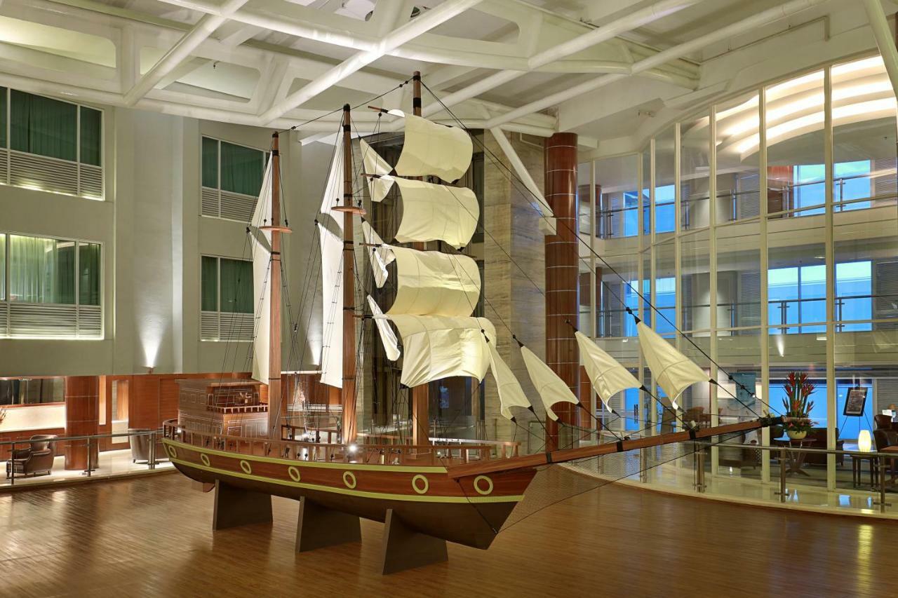 The Kuta Beach Heritage Hotel - Managed By Accor Dış mekan fotoğraf The ship in the lobby of the hotel