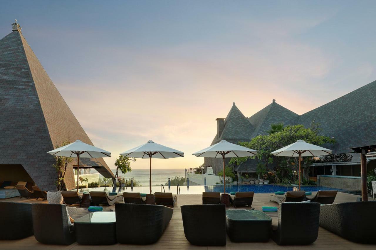 The Kuta Beach Heritage Hotel - Managed By Accor Dış mekan fotoğraf The resort's pool